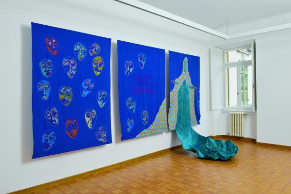 Emma Lucy Linford (Vevey, 1992), Il vestito della regina, 2020, Stickerei und Ölpastell auf Baumwollleinwand (3 Elemente), 210 x 140 x 0.5-0.25 cm, Courtesy the artist, © Photo: Pierre Maulini
