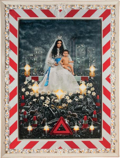 Pierre et Gilles (Pierre Commoy, La Roche-sur-Yon, 1950 e Gilles Blanchard, Le Havre, 1953), La Vierge à l’enfant (Hafsia Herzi & Loric), 2009, photography, inkjet on canvas, oil-enhanced, unique piece, 260.5 x 194.5 cm, Courtesy the artists & Galerie Templon, Parigi / Bruxelles, © Pierre et Gilles